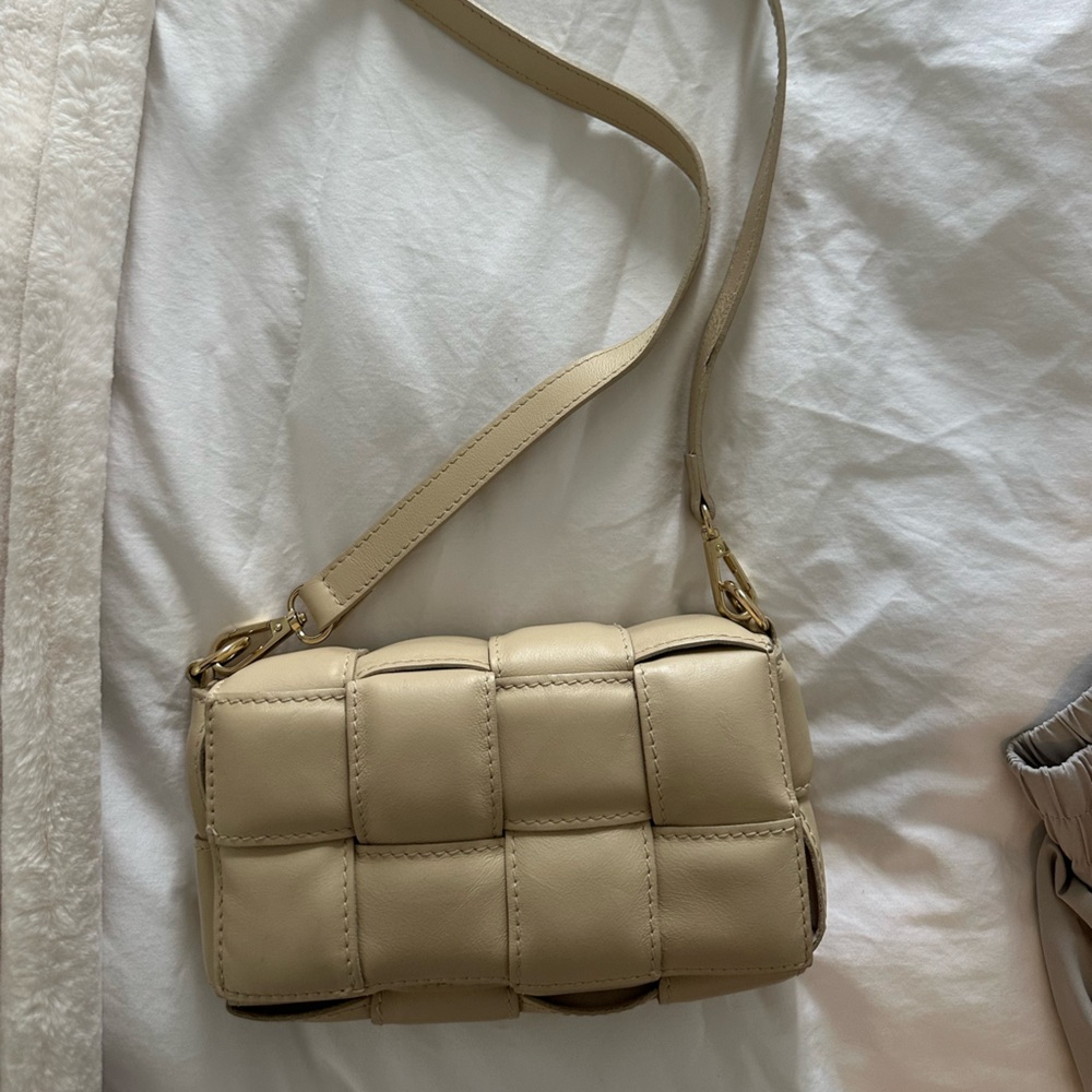 Elegant Cream Quilted Shoulder Bag